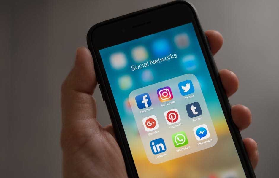 چگونه شبکههای اجتماعی وقت ما را هدر میدهند؟ how social media waste our time 76712783213 - چگونه شبکههای اجتماعی وقت ما را هدر میدهند؟