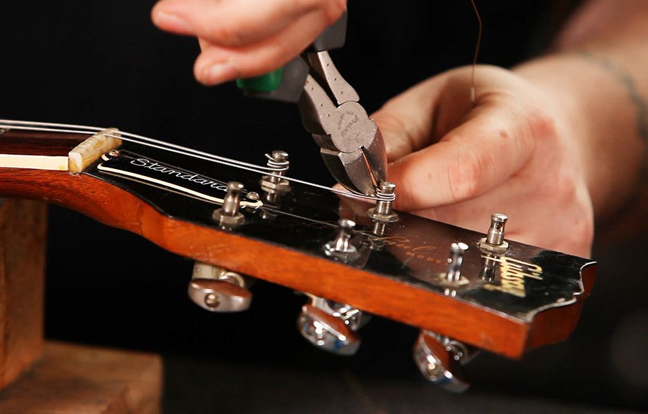 how to change acoustic guitar strings 32423423 - چگونه سیم گیتار آکوستیک را تعویض کنیم؟