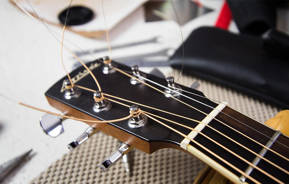 how to change acoustic guitar strings 4344354366 - چگونه سیم گیتار آکوستیک را تعویض کنیم؟