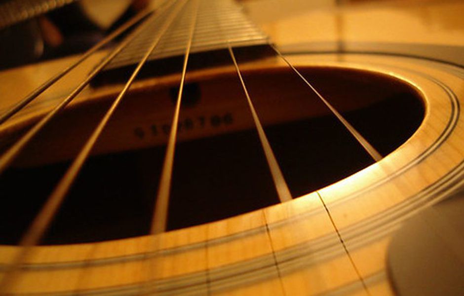 how to change acoustic guitar strings 54667657 - چگونه سیم گیتار آکوستیک را تعویض کنیم؟