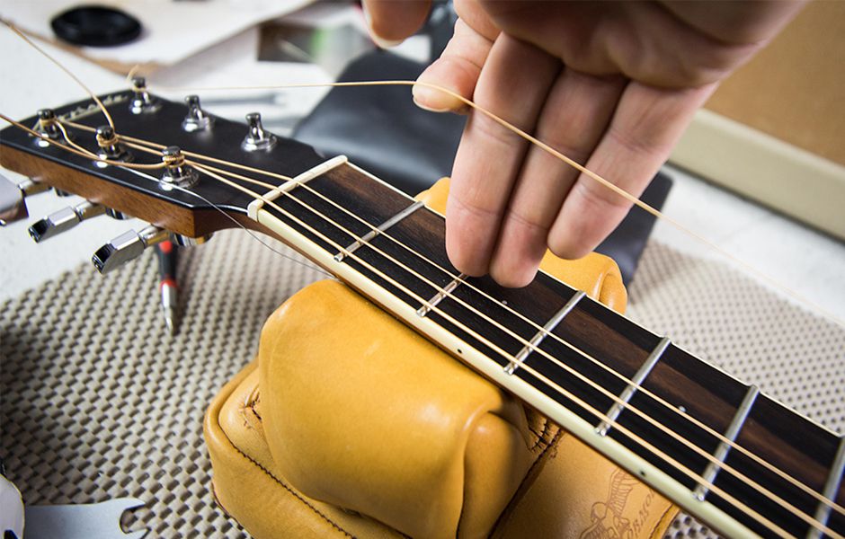 how to change acoustic guitar strings 56557567 - چگونه سیم گیتار آکوستیک را تعویض کنیم؟