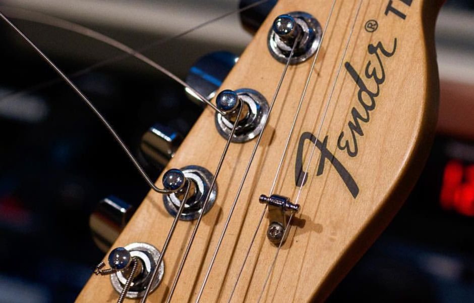 how to change electric guitar strings 657787989 - چگونه سیم گیتار الکتریک را تعویض کنیم؟