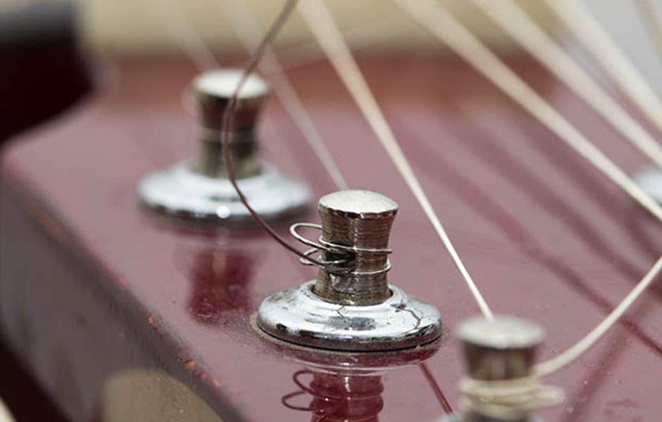 how to change electric guitar strings 7868989 - چگونه سیم گیتار الکتریک را تعویض کنیم؟