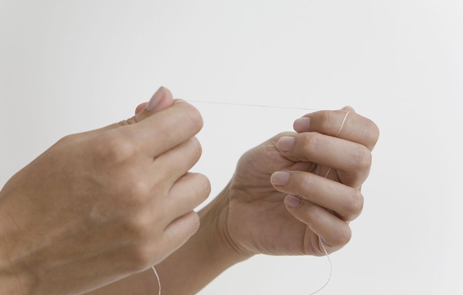 how to floss 324324456546 compressed - چگونه نخ دندان بکشیم؟