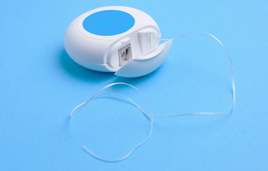 how to floss 4353543 compressed - چگونه نخ دندان بکشیم؟