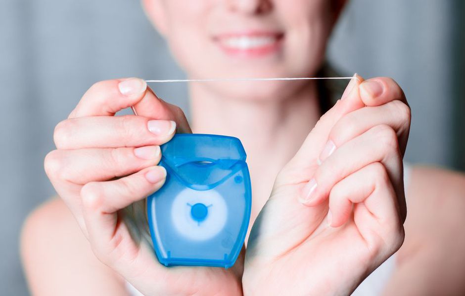 how to floss 45243425 compressed - چگونه نخ دندان بکشیم؟