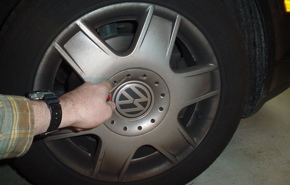 چگونه یک لاستیک پنچر را عوض کنیم؟ how to change flat tire 32423424 - چگونه یک لاستیک پنچر را عوض کنیم؟