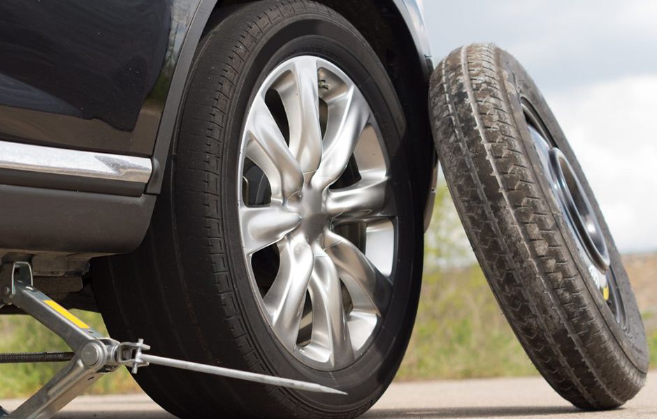 چگونه یک لاستیک پنچر را عوض کنیم؟ how to change flat tire 56476577 - چگونه یک لاستیک پنچر را عوض کنیم؟