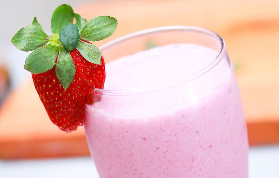 how to make strawberry smoothie 435546775 - چگونه اسموتی توت فرنگی درست کنیم؟