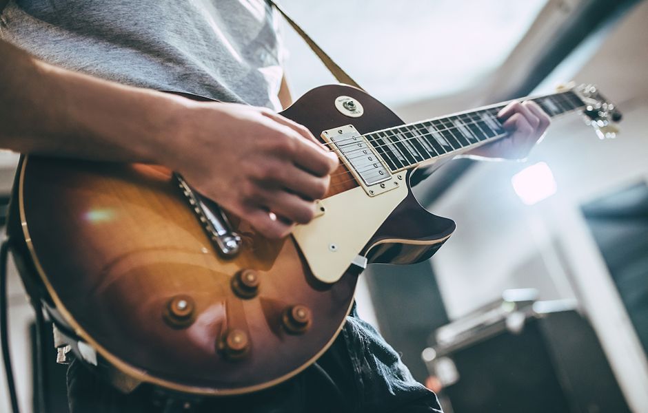 how to play electric guitar 546589879 - چگونه گیتار الکتریک بزنیم؟