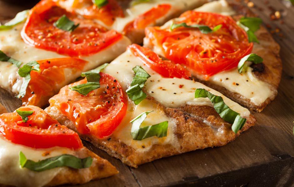 how to make pizza margherita easily 45476758 - چگونه به سادگی پیتزای مارگاریتا درست کنیم؟