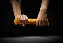 everyday things weve been doing wrong 2 220x150 - چگونه گیتار الکتریک بزنیم؟