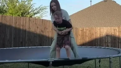 sister save brother from choking 1024x683 1 390x220 - لحظه‌ شگفت‌انگیزی که یک خواهر شجاع برادرش را از خفگی نجات می‌دهد + ویدیو