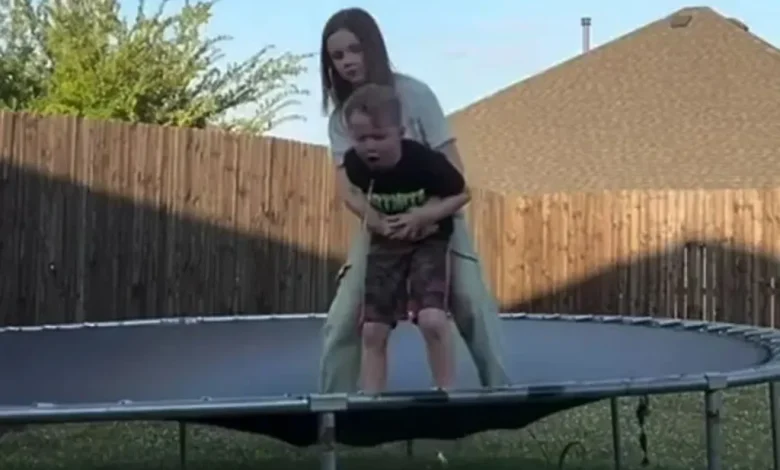 sister save brother from choking 1024x683 1 780x470 - لحظه‌ شگفت‌انگیزی که یک خواهر شجاع برادرش را از خفگی نجات می‌دهد + ویدیو