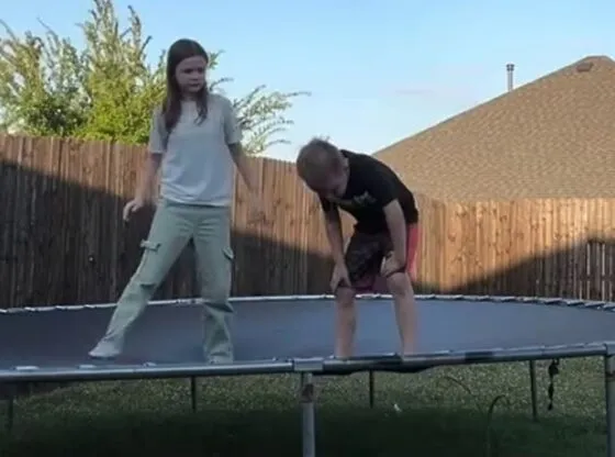 sister save brother from choking 2 - لحظه&zwnj; شگفت&zwnj;انگیزی که یک خواهر شجاع برادرش را از خفگی نجات می&zwnj;دهد + ویدیو